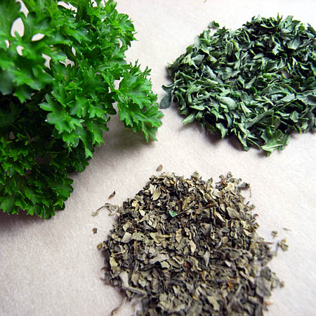 parsley-fresh-dried.jpg